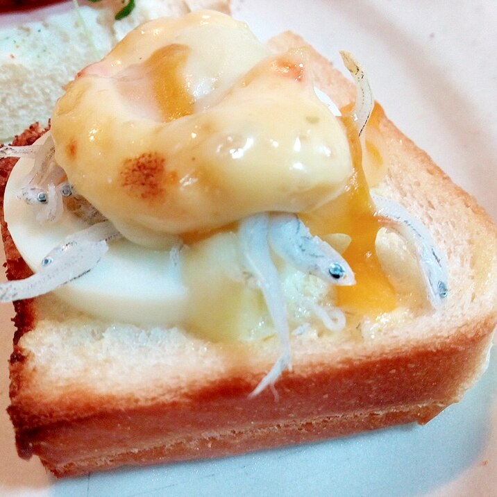 ゆで卵としらすとチーズのミニトースト